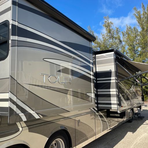2012 Winnebago Tour 42 Bath & a Half Model