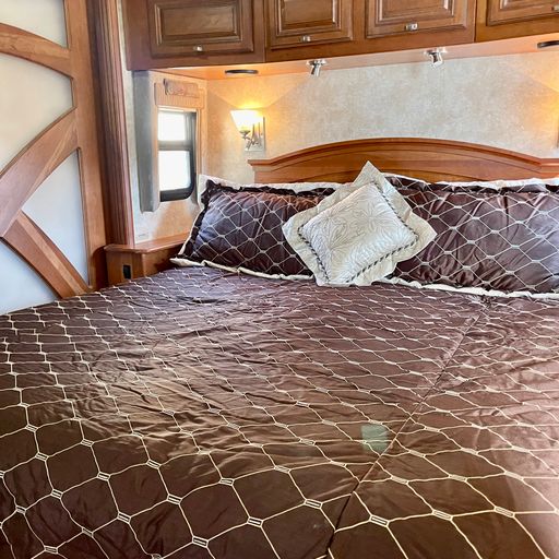 2012 Winnebago Tour 42 Bath & a Half Model